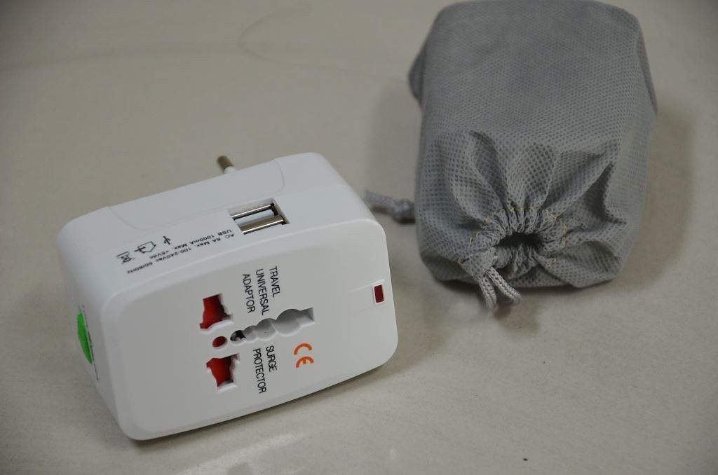 ปลั๊กไฟอเนกประสงค์พร้อมที่เสียบ USB 2 ช่อง ใส่ถุงผ้าสปันบอน  บรรจุกล่องสีขาวต่อชิ้น