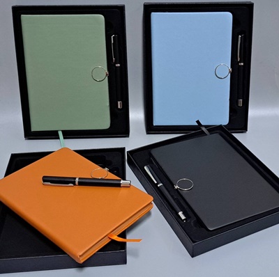 สมุดโน้ตปกหนัง PVC พร้อมสายคาดแม่เหล็ก ด้านในเป็นกระดาษถนอมสายตา มีเส้น จำนวน 80 แผ่น ปากกาเปิดฝาหมึกเจล สีดำ ขนาดสมุด : A5 (14.5 x 21 cm. หรือ 5.8 x 8.3”) ฟรีสกรีน 1 สี 1 ตำแหน่ง